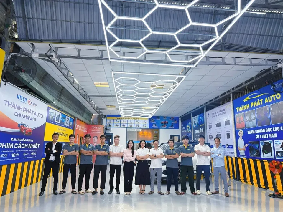 Đội ngũ Thành Phát Auto trong khu vực dịch vụ